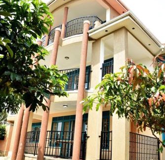 Kampala House | 5 Bedroom Holiday Home in Kigo, off Entebbe Expressway