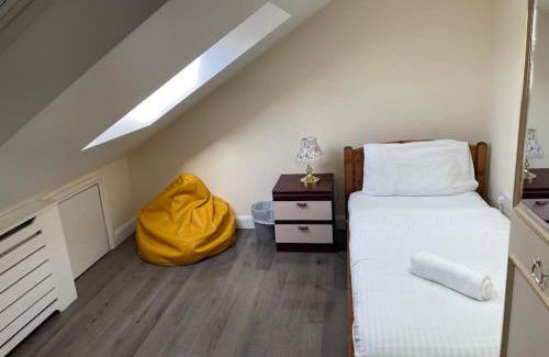 Dagenham Apartment | 5 Bedroom House by monishortlets