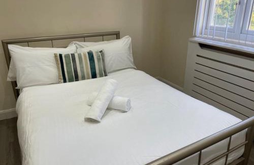 Dagenham Apartment | 5 Bedroom House by monishortlets