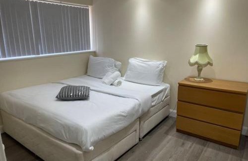 Dagenham Apartment | 5 Bedroom House by monishortlets