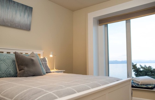 Regional District of Nanaimo House | 5 Bedroom Luxury Oceanfront Vacation Home