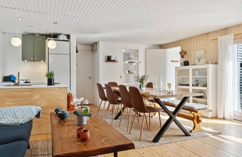 Haslevgarde House | 5 bedroom nice home in Hadsund