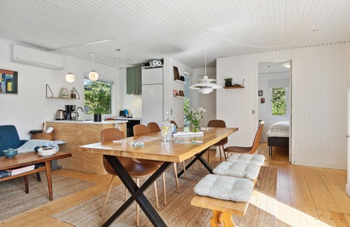 Haslevgarde House | 5 bedroom nice home in Hadsund