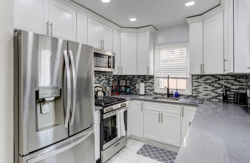 Valley Stream House | 5 Bedroom Spacious Modern Oasis/15 Minutes from JFK