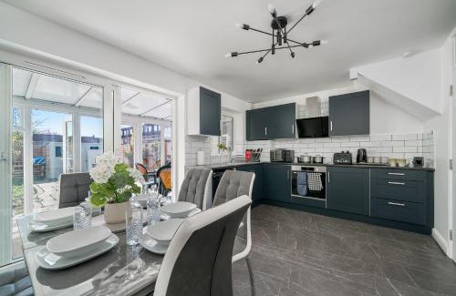 Havering Bed & Breakfast | 5 Bedrooms Homely House with Garden-Sleeps 11 Comfortably on 5 Double Beds, 1 Single Bed, Onsite Private Parking,Business Travellers, Contractors, & Holiday-Goers, Family Groups, Near Westfield Stratford,Excel Centre,O2 Arena,Elizabeth Line,Central London