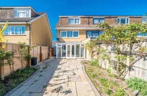 Havering Bed & Breakfast | 5 Bedrooms Homely House with Garden-Sleeps 11 Comfortably on 5 Double Beds, 1 Single Bed, Onsite Private Parking,Business Travellers, Contractors, & Holiday-Goers, Family Groups, Near Westfield Stratford,Excel Centre,O2 Arena,Elizabeth Line,Central London
