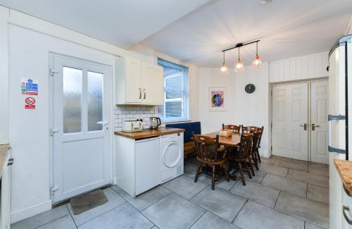 Sneinton House | 5-BR Home Featuring Art and Photography Collection