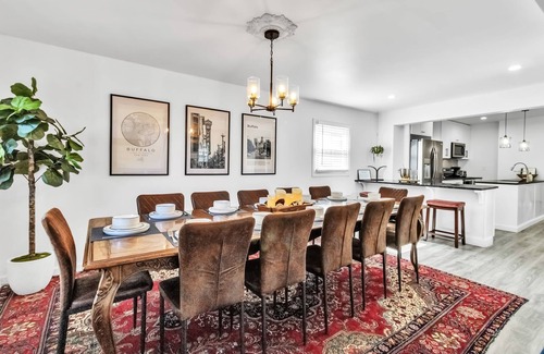 Buffalo House | 5 BR Home w/Hot Tub & Game Room