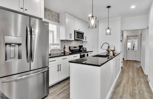 Buffalo House | 5 BR Home w/Hot Tub & Game Room
