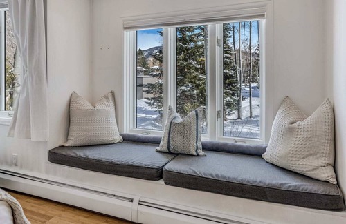 Aspen House | 5 BR Updated Aspen Home - AC!