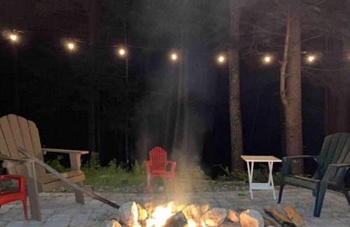 Bridgton House | 5 BRD Log Cabin close to lake, skiing and snowmobile trails