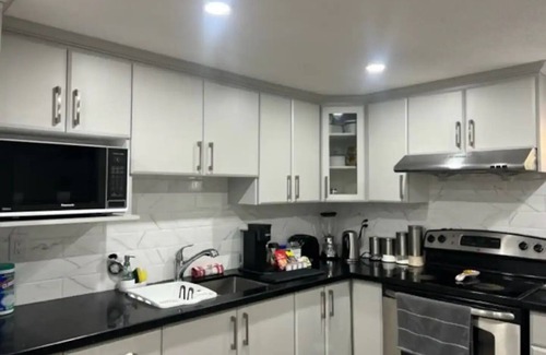 Malton House | 5 Km to Toronto Pearson Airport , Sleeps 4-6