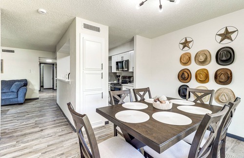 West Arlington House | 5 Mi to AT&T Stadium: Townhome w/Community Pools!