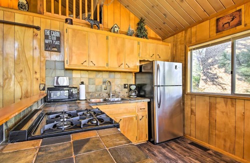 Big Bear House | 5 Mi to Big Bear Mtn Resort Cozy Cabin with Deck