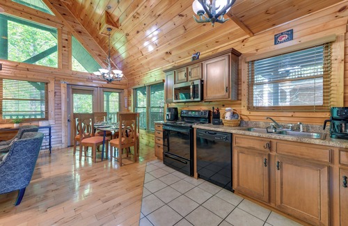 Hemlock Hills Cabin | 5 Mi to Dtwn: Gatlinburg Cabin w/Hot Tub!