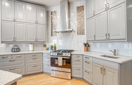 East Old Golden Rd House | 5 Mi to Red Rocks: Sleek Duplex w/Grill!