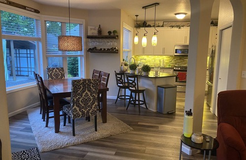 Springfield House | 5 Miles from Hayward field