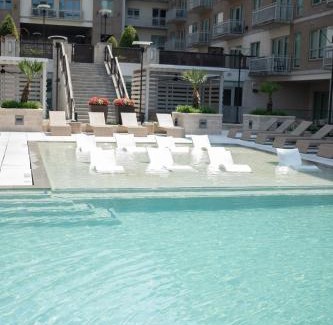 Midtown Apartment | 5 Min from everything! Pool, Gym, Balcony