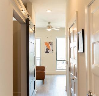 Midtown Apartment | 5 Min from everything! Pool, Gym, Balcony