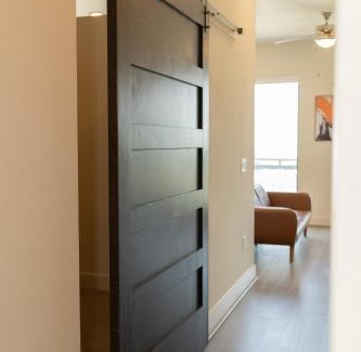 Midtown Apartment | 5 Min from everything! Pool, Gym, Balcony