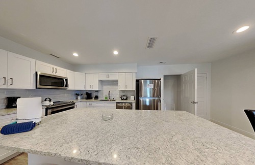 Orlando House | 5 min to Universal 7326 Bungalow-Lake view- 3 BD