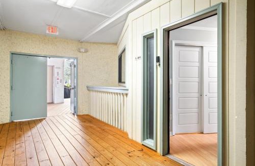 Folly Field Apartment | 5 Min walk to the beach 1st floor condo Sleeps 4
