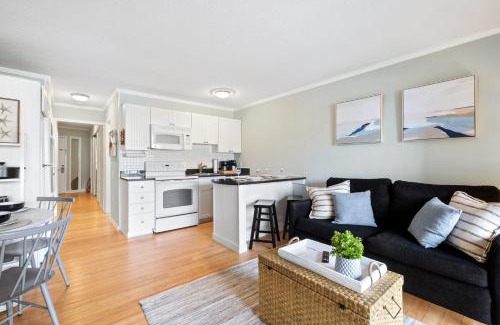 Folly Field Apartment | 5 Min walk to the beach 1st floor condo Sleeps 4