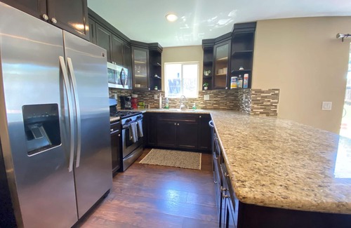 Stockton House | 5 mins to DT and the Water! Parking. A/C. Backyard