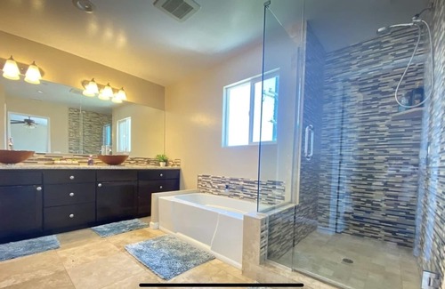 Stockton House | 5 mins to DT and the Water! Parking. A/C. Backyard
