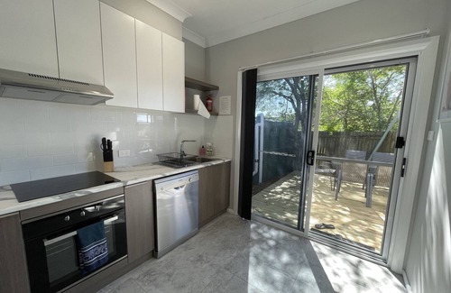 Bateau Bay House | 5 mins to Forresters Beach