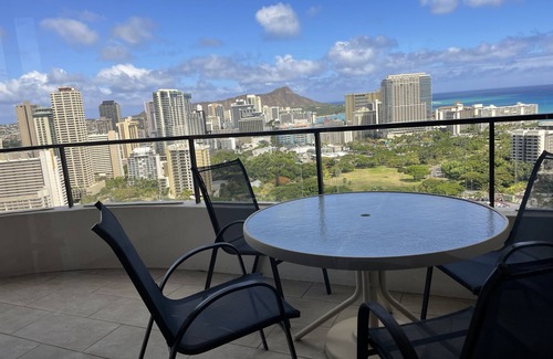 McCully - Moiliili Condo | 5 mins to the Beach/OCEAN+Mt View. Centrally located in Waikiki
