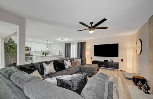 Rancho Oakey House | 5 mins to The Strip ~ Hot Tub, Sleeps 7, Game Room, Weekend Getaway, Retreat