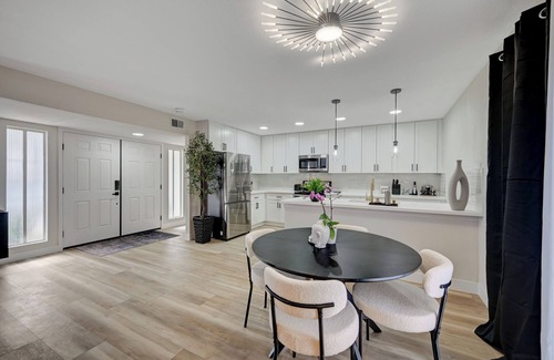 Rancho Oakey House | 5 mins to The Strip ~ Hot Tub, Sleeps 7, Game Room, Weekend Getaway, Retreat