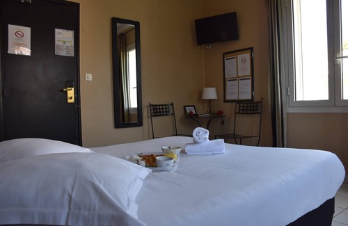 Sanary-sur-Mer Hotel | 5 Minute Walk to Port Sanary | Private Parking and Pets are Allowed