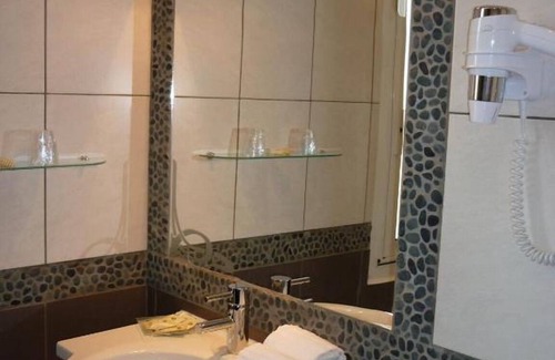 Sanary-sur-Mer Hotel | 5 Minute Walk to Port Sanary | Private Parking and Pets are Allowed
