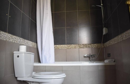 Sanary-sur-Mer Hotel | 5 Minute Walk to Port Sanary | Private Parking and Pets are Allowed