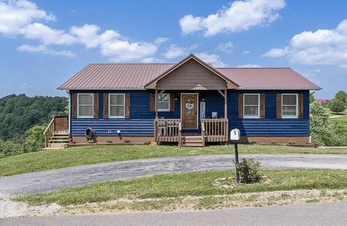 Byrdstown House | 5 minutes from Sunset Marina on Dale Hollow Lake. The Blue Bungalow!