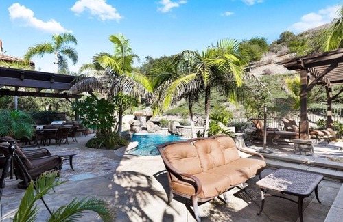 San Onofre House | 5 minutes to beach. Luxury estate with private pool, hot tub, firepit & privacy