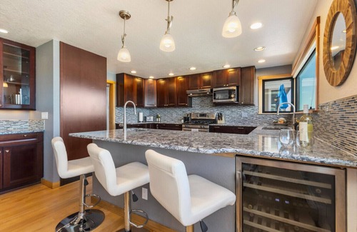 Bells Beach House | 5 minutes to downtown Langley I Beachfront I Whale Watch I Dogs Ok