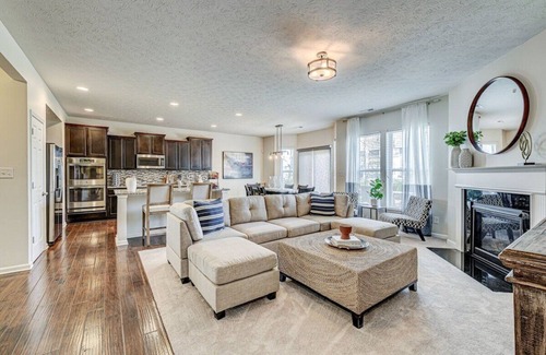 Westfield House | 5 Minutes to Grand Park, Fully Stocked Home with Game Room