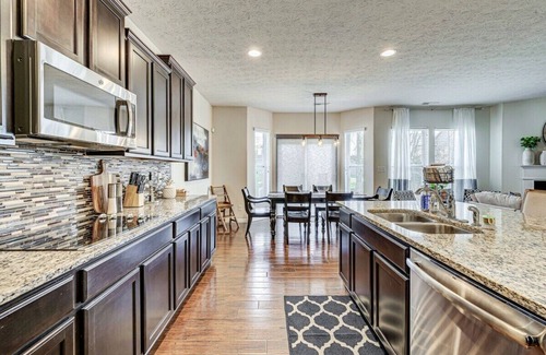 Westfield House | 5 Minutes to Grand Park, Fully Stocked Home with Game Room