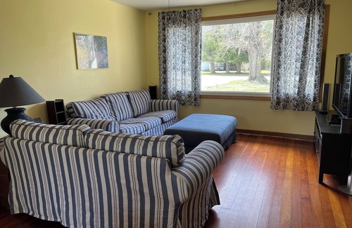 Southampton Cottage | 5 Minutes to Southampton's gorgeous beach! Family and pet friendly cottage.