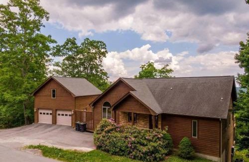 Blowing Rock House | 5 O'Clock-App Ski Mountain hot tub pool table
