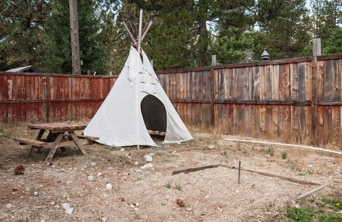 Tahoe Paradise House | 5 Star Comfort & Fun for everyone, 15 min to ski & lake. H.Tub, P.Tbl, LG yard