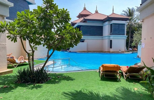 Palm Jumeirah Apartment | 5 Star hotel resort style living!