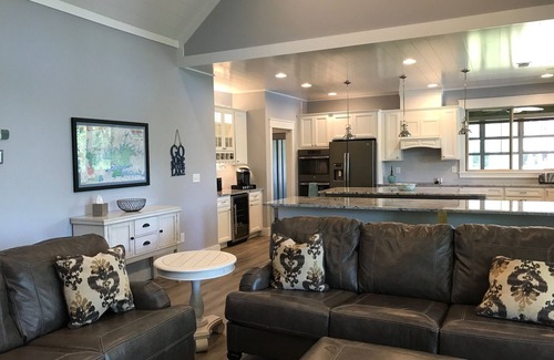 Andersonville House | 5 Star Lakefront Home on Norris Lake at Stardust Marina, 5 BR/6BA, Covered Dock