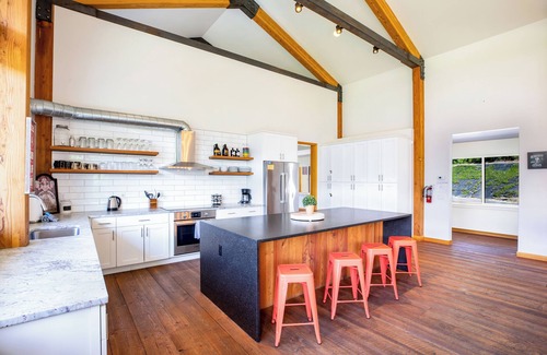 Leavenworth Cabin | 5-Star Lodge Groups Welcome 1 Mile from Downtown