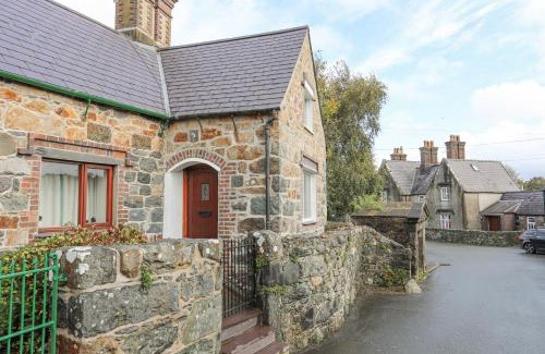 Llandwrog House | 5 The Crescent