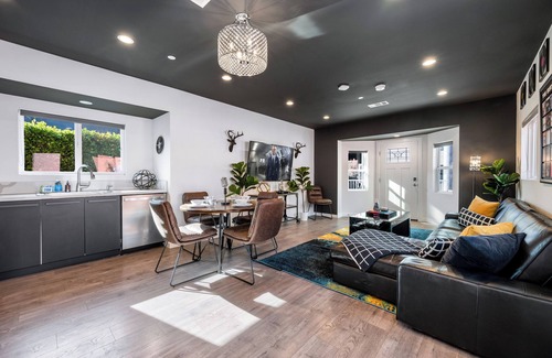 Hollywood Hotel | 5 Units in Heart of Hollywood | Remodeled Art Deco | Pink Revival by AvantStay