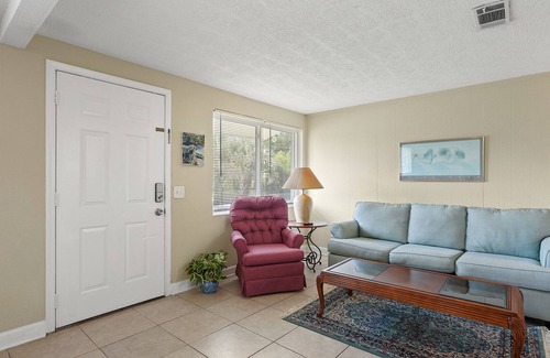 Sandalwood House | 50" Smart TV Comfortable Home in Great Location
